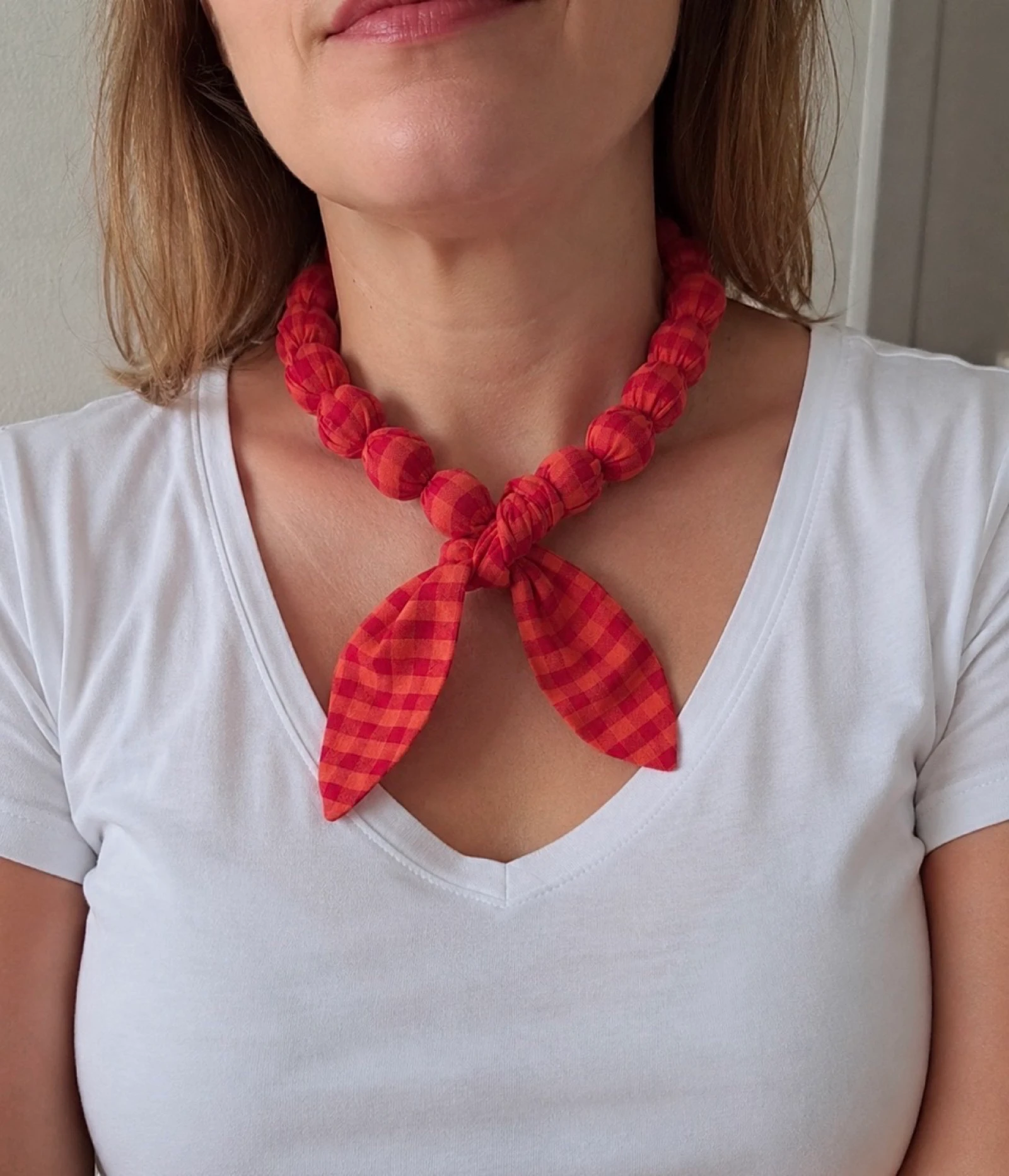 Collar textil anudado pañuelo